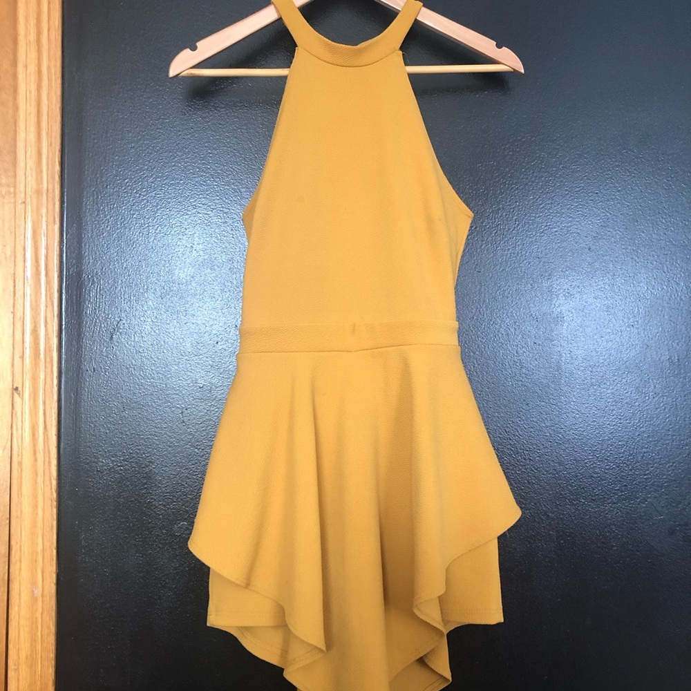 The color is mostaza , beautiful rompers